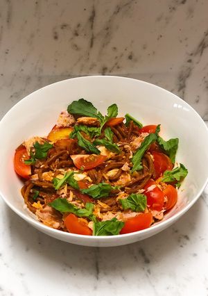 Una foto de Pasta Napolitana 🍝 de almendras con atún con solo 6 ingredientes 🤯 en 30 minutos