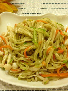[菇菇巧思]美白菇拌炒西施麵(約300卡) 的食譜成品照片