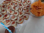 Una foto de aperitivo salado con queso crema
