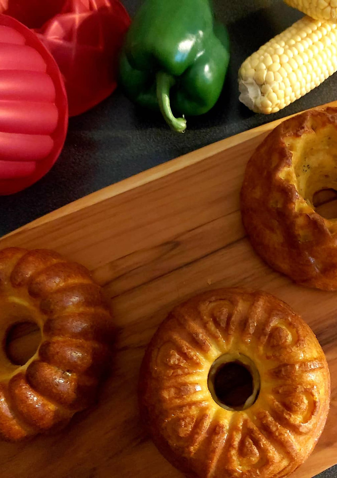 Una foto de Pastelitos de elote rellenos