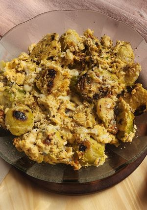 Una foto de 🍳🧀Revuelto de repollitos de Bruselas a los 4 quesos 🧀🍳