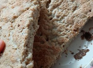 Una foto de Pan de sésamo en sartén fácil y sin harina (hecho con el bagazo de la leche de sésamo que hicimos)