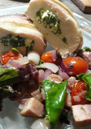 Una foto de Pechuga rellena con espinaca y tomates cherry