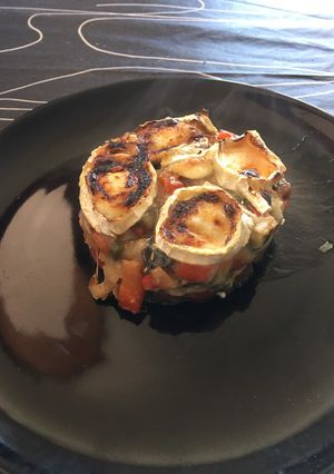 Una foto de Timbal de verduras y queso de cabra
