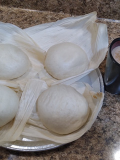 Una foto de Tamales de harina, con champurrado