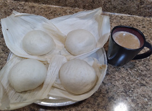 Una foto de Tamales de harina, con champurrado