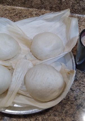 Una foto de Tamales de harina, con champurrado