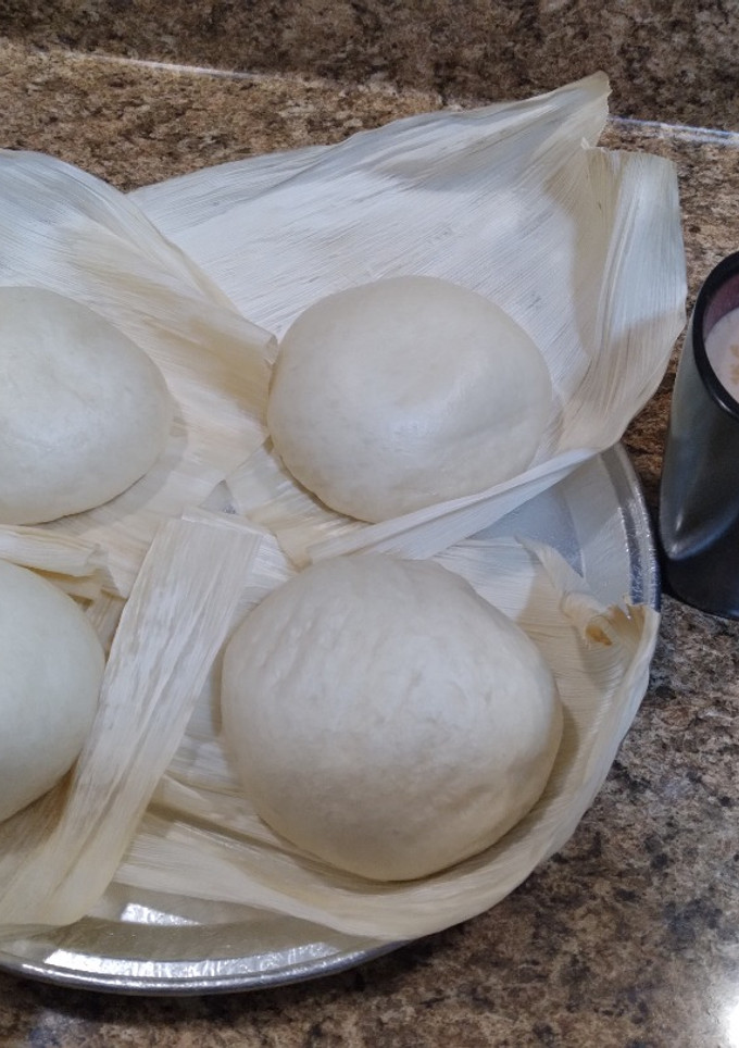Una foto de Tamales de harina, con champurrado