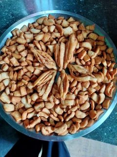 निमकी (Nimki recipe in Hindi) रेसिपी मुख्य फोटो