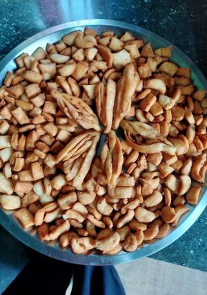 निमकी (Nimki recipe in Hindi) रेसिपी मुख्य फोटो