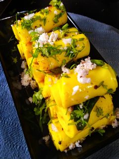 सुरळीच्या वड्या (खांडवी) (suralichya vadya recipe in marathi) रेसिपी चे मुख्य फोटो