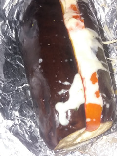 Una foto de BERENJENAS RELLENAS AL HORNO ENVUELTO EN PAPEL ALUMINIO