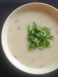 ખાટી મીઠી કઢી (Khati Mithi Kadhi Recipe In Gujarati) રેસીપી મુખ્ય ફોટો