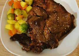 Ceafă de vită la tigaie grill cu mix de legume