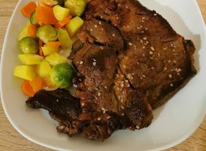 O poză a rețetei Ceafă de vită la tigaie grill cu mix de legume.