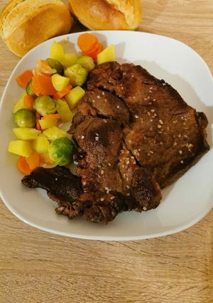 O poză a rețetei Ceafă de vită la tigaie grill cu mix de legume.