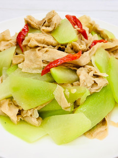 【媽媽家常菜】豆皮炒佛手瓜 的食譜成品照片