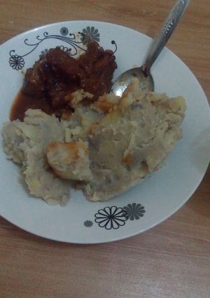 A picture of Mashed matoke and arrowroots with liver.