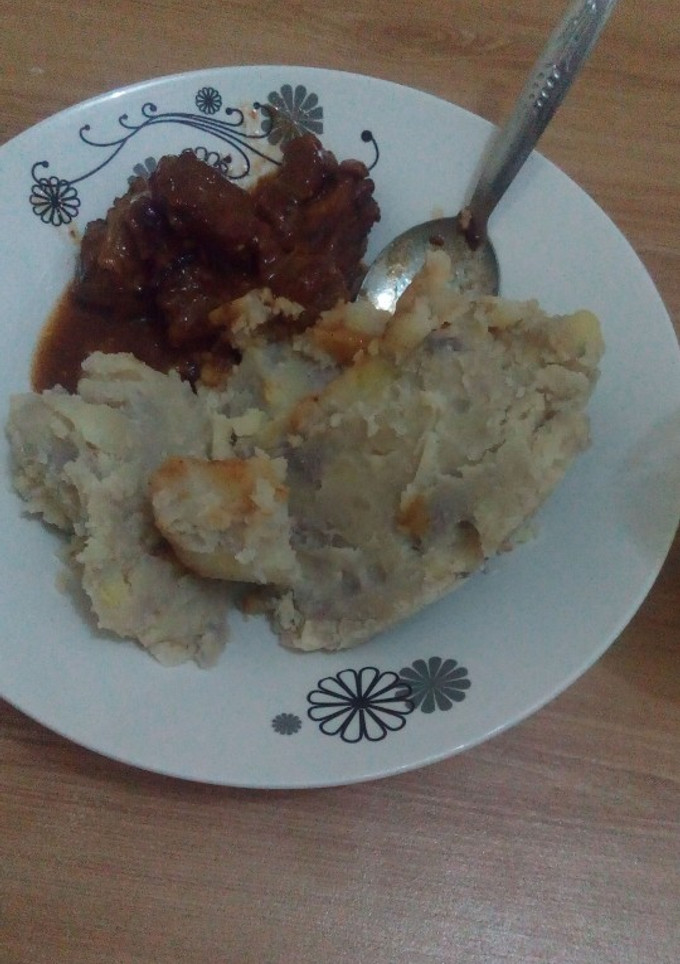 A picture of Mashed matoke and arrowroots with liver.