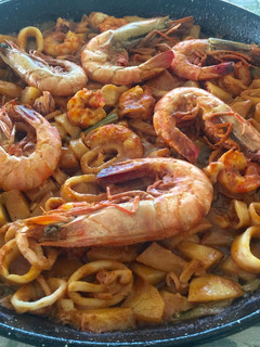 Una foto de Patatas con langostinos y calamares