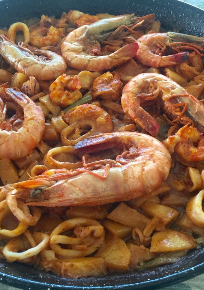 Una foto de Patatas con langostinos y calamares