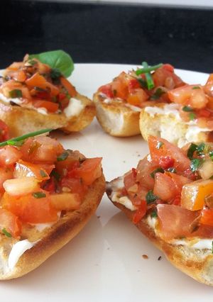 Una foto de Bruschettas variadas