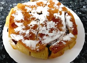Una foto de Charlota de manzana y nueces con pan de molde
