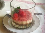 Una foto de cheesecake en vaso