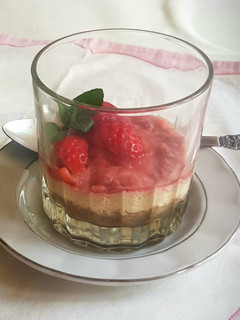 Una foto de Cheesecake individual de fresa en microondas