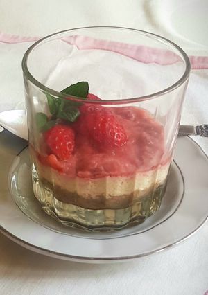 Una foto de Cheesecake individual de fresa en microondas