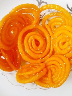 जिलेबी (jalebi recipe in marathi) रेसिपी चे मुख्य फोटो