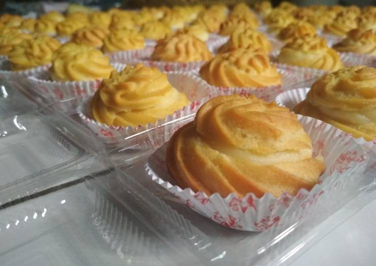 ³². Kue soes
