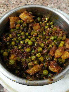 आलू मटर (Aloo Matar recipe in hindi) रेसिपी मुख्य फोटो