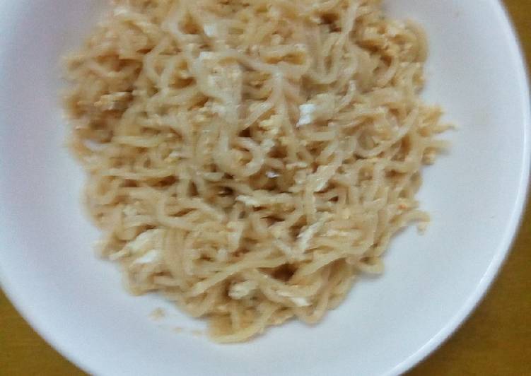 Noodles fried with egg