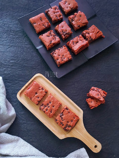 रेड वेलवेट ब्राउनी (Red velvet brownie recipe in Hindi) रेसिपी मुख्य फोटो