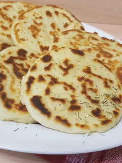 Una foto de Pan de ajo y eneldo en sartén