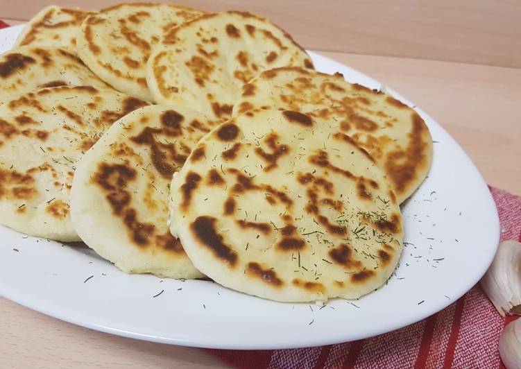 Pan de ajo y eneldo en sartén