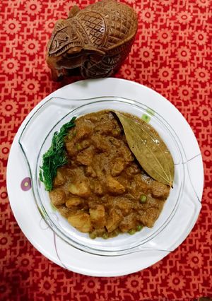 A picture of Aloo Matar In Thick Brown Gravy.