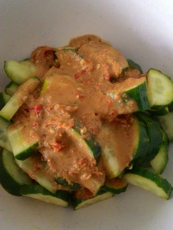 Cara Sederhana Menyiapkan Resep  Rujak timun yang Bikin Ngiler, Enak