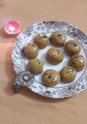 बेसन के लड्डू (Besan ke laddu recipe in hindi) रेसिपी मुख्य फोटो