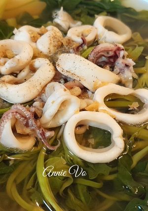 Hình của món Canh rau muống nấu mực.