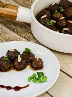 A picture of Meatballs_with_pomegranate_sauce(Kofta).