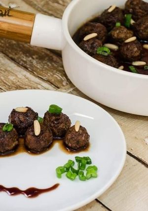 A picture of Meatballs_with_pomegranate_sauce(Kofta).