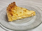 Una foto de masa para quiche con aceite