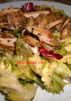 Foto di Straccetti di Pollo Speziati al Forno su Letto di Insalata Mista