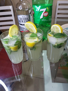 Una foto de Mojitos cubanos 🇨🇺 🇩🇴🇨🇱🇨🇺🇩🇴🇨🇱