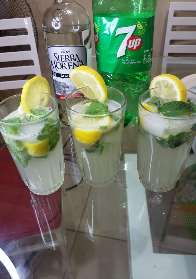 Una foto de Mojitos cubanos 🇨🇺 🇩🇴🇨🇱🇨🇺🇩🇴🇨🇱