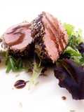 Filetto di maiale in crosta di semi di sesamo, con aceto balsamico
