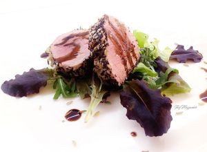 Foto di Filetto di maiale in crosta di semi di sesamo, con aceto balsamico