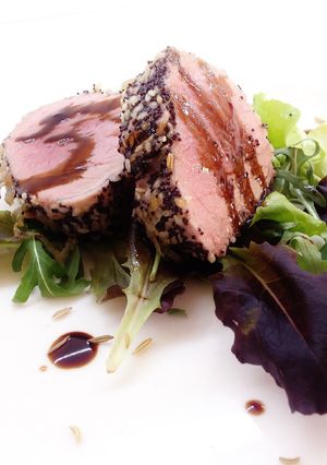 Foto di Filetto di maiale in crosta di semi di sesamo, con aceto balsamico